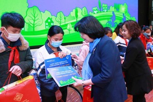 國家副主席鄧氏玉盛向義芳鄉小學校的學生頒發禮物。（圖源：芳華）