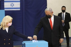 以色列總理內塔尼亞胡和他的妻子在投票。（圖源：DPA）