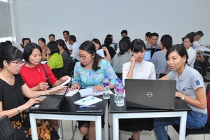 教師們在討論各科目相關問題。