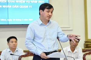 市人委會副主席黎和平（中）在會議上發言。（圖源：越勇）