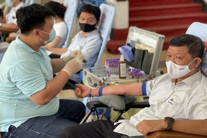 市勞動聯團常務副主席陳團忠（右一）參加人道捐血活動。（圖源：H. Đào）