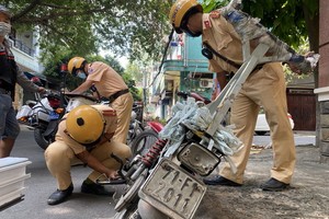舊邑郡公安所屬交通與秩序警察隊正在檢查、處理殘舊摩托車。