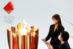 日本演員石原裏美與殘奧運動員參與點燃聖火。（圖源：互聯網）