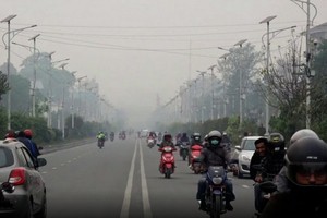 尼泊爾首都加德滿都空氣質量急劇惡化，能見度降到800米以下。（圖源：視頻截圖）