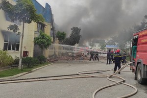 消防車隊相繼趕抵現場開展滅火行動。（圖源：陳黎）