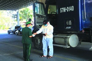 在沐牌口岸檢查集裝箱司機。