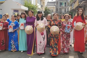 第五郡婦聯會主席陳氏雪幸（前排右四）參加遊行活動。