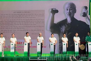 各部委與本市領導啟動全民傚法胡伯伯鍛鍊身體運動儀式。（圖源：市黨部新聞網）