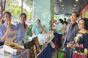 亞洲餅家展位代表向來賓介紹產品。