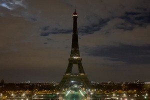 巴黎艾菲爾鐵塔熄燈響應地球一小時。（圖源：互聯網）