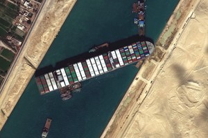 衛星圖片顯示，二十七日擱淺的「長賜」號橫在運河中令兩邊無法通航。（圖源：Maxar）