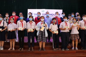 領取助學金後的初中生同市紅十字會、第八郡領導、慈濟慈善會志工合影。