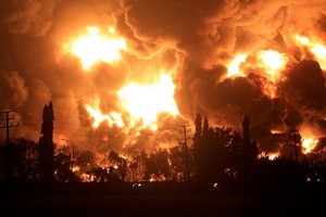 當地時間3月29日，印尼國家石油公司位於西爪哇省的一個煉油廠著火，現場濃煙滾滾。