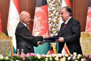 阿富汗總統阿什拉夫‧加尼（左）和塔吉克斯坦總統赫蒙（右）簽署重要合作文件。（圖源：Ariana News）