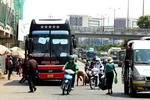 在仙泉區域，客車仍在路上停車接客及運貨。