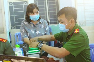 平新郡公安調動力量配合每天由上午六時直落晚上十二時在各坊為人民簽發芯片公民身份證。