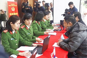 河內市公安力量為民辦理芯片公民身份證簽發手續。