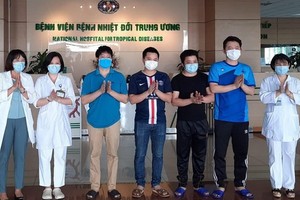 新冠肺炎患者痊愈出院前與醫護人員合照。（示意圖源：中央熱帶病醫院）