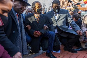 庭審開始前，弗洛伊德的家人和律師以及美國民權運動領袖在法庭外舉行新聞發佈會，並跪地約9分鐘以示抗議。（圖源：AFP）