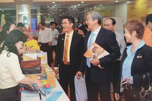 陳輝強主任（右三）與郡領導參觀展覽會。