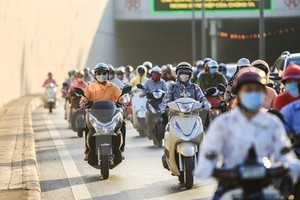 天氣酷熱民眾出外都穿上外套、戴口罩防曬。（示意圖源：互聯網）