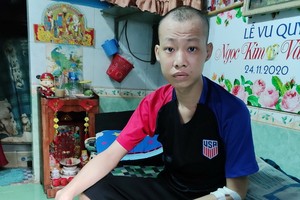 黎黃仲安病倒後身體變得瘦弱無力。