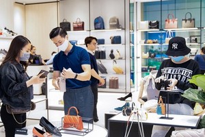 遊客在本市一個商業中心購物。