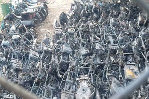 大量摩托車被燒毀只剩下鐵框。（圖源：公元）