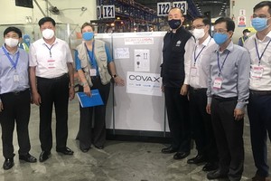 衛生部副部長杜春宣與聯合國兒童基金會駐越南首席代表花楠及世衛組織(WHO)駐越首席代表朴啟東，一起前往內牌國際機場迎接首批疫苗。（圖源：泰平）