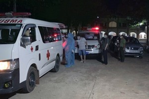 職能力量將非法入境的外籍人員送往集中隔離區。（圖源：黎銀）