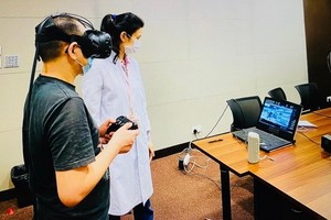 測試者只須穿戴頭戴式裝置並執行簡單的日常任務，虛擬視力障礙檢測平台便可計算出一個綜合的視力障礙分數。