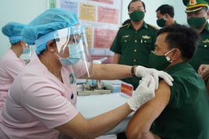 醫護人員為西寧省邊防部隊接種新冠疫苗。（圖源：俊英）