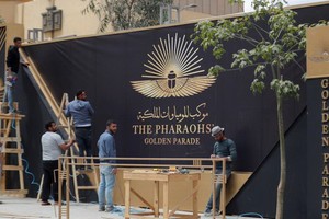 工作人員進行籌備工作。（圖源：互聯網）