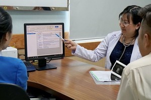 市醫藥大學醫院醫生在查看就診患者的電子健康檔案。（圖源：黃雄）