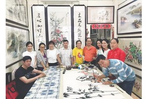 張漢明老師（右起第五位）讓學生實習畫作。