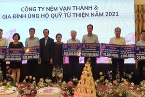 楊文德伉儷捐贈善款給各單位。