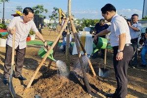 守德市領導參加植樹活動。（圖源：仕興）