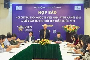 越南旅遊協會常務副主席武世平（中）在新聞發佈會上發言。（圖源：安黎）