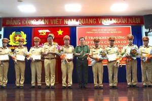 市公安廳領導向先進模範交警頒發獎狀。（圖源：黎叉）