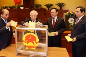 各位代表投票選出政府總理。（圖源：越通社）