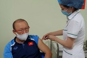 朴恆緒教練接種新冠疫苗。（圖源：小逢）