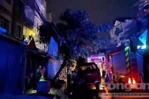 消防車隊聞訊後趕抵現場。（圖源：市公安報）