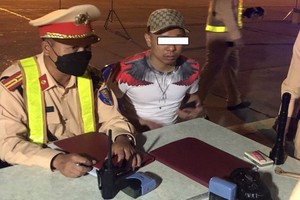 交警檢測駕駛者的酒精濃度。（圖源：交警局）