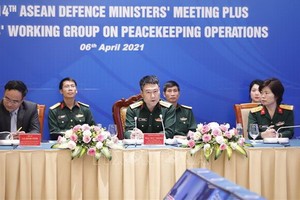 越南維和專家小組長莫德仲大校（中）在會議上發言。（圖源：越通社）