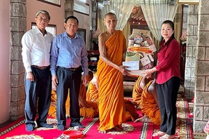 越南祖國陣線中央委員會副主席張氏玉映（右）向安江省知尊縣帥索寺僧侶祝賀傳統新年並贈送禮物。（圖源：國忠）