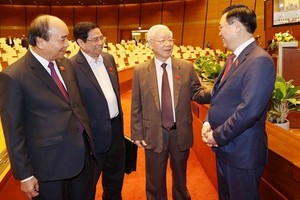 黨和國家領導人在會議間隙交流互動。