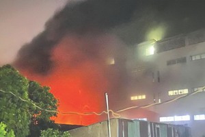 第十一郡某膠廠深夜失火