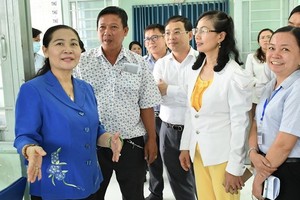 市人民議會主席阮氏麗（左一）親往平政縣檢查並指導選舉籌備工作。（圖源：越勇）