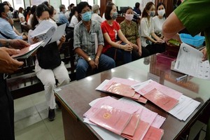 居民在市公安廳所屬社會秩序行政管理警察科辦理芯片公民身份證。