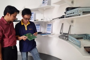 半導體微芯片在市高科技園區高新科技產品陳列室展出。（圖源：高新）